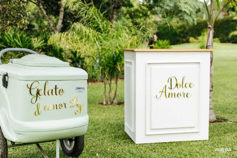 Carrinho de gelato e balcão de doces personalizados no gramado do jardim